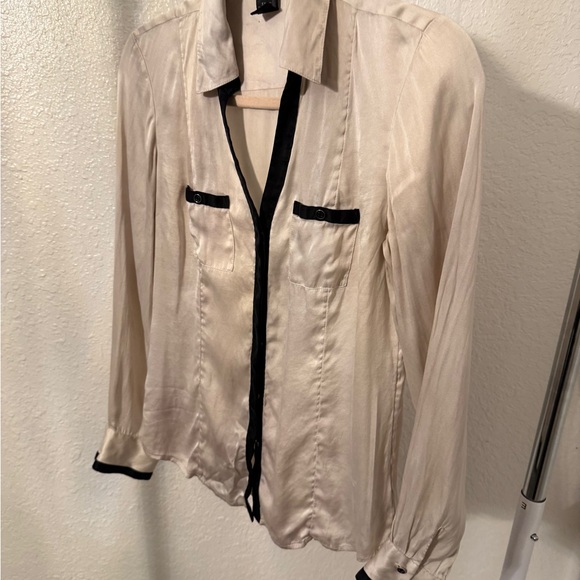 White House Black Market Silk Cream & Black Button Up Top Size 6 - Picture 2 of 5